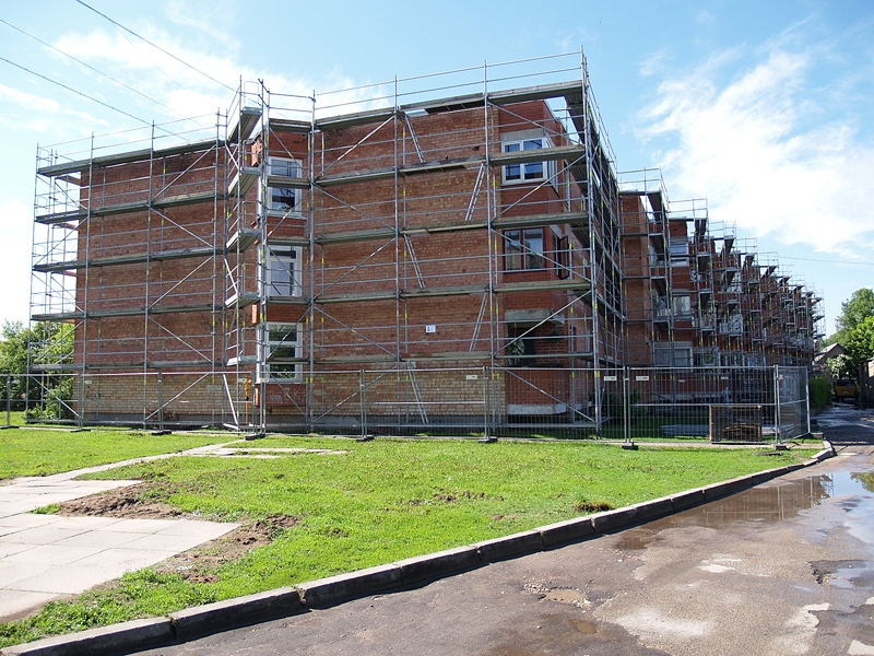 Māja Dārza ielā 4 Iecavā aplikta stalažām, jau šonedēļ te sāks darboties strādnieki.
Autors: Antra Ērgle