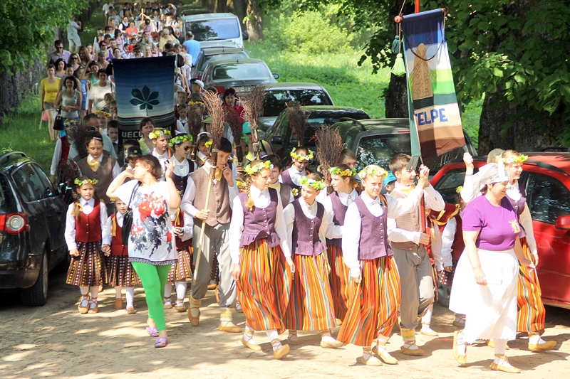 Gājiena priekšgalā Stelpes tautas deju kolektīvs dodas uz estrādi.
Autors: Uldis Varnevičs