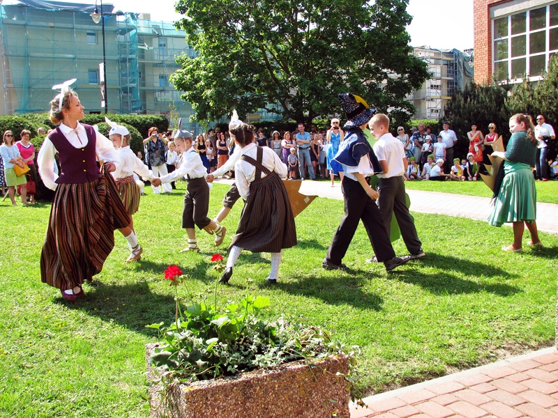 Pilsētas pamatskolas 3.a klases skolēni kopā ar audzinātāju Aiju Dūmiņu visus priecēja ar jautru «Zaķīšu pirtiņas» uzvedumu.
Autors: Vilnis Auzāns