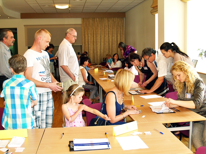 Iecavas novada vienīgajā iecirknī dienas vidū valdīja balsotāju burzma, vien retumis dodot atelpas brīdi komisijas locekļiem.
Autors:  Foto – Antra Ērgle