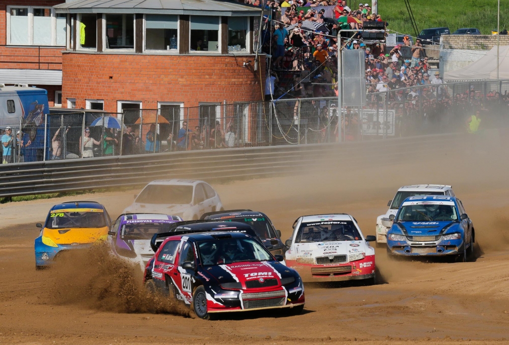 Cīniņš Mūsas trasē risinās «Touring autocross» mašīnu klasē. 
Autors: Raimonds Volonts 