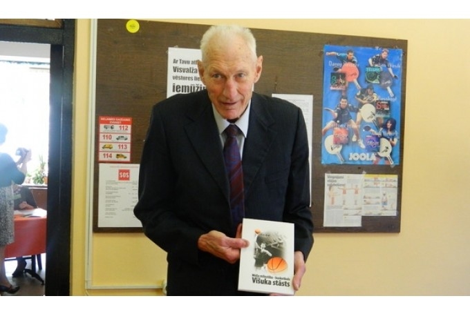 Visvaldis Eglītis pagājušā gadsimta sešdesmitajos un septiņdesmitajos gados bija viens no Latvijas labākajiem centra spēlētājiem, vēlāk spēlējošs treneris. Viņš daudz ieguldījis basketbolistu audzināšanā Bauskas un Iecavas pusē. Par mūža ieguldījumu V. Eglītis iekļauts Latvijas basketbola Goda zālē, apbalvots ar Triju Zvaigžņu ordeņa zelta godazīmi, saņēmis Iecavas Goda pilsoņa nosaukumu.

Autors: No arhīva.