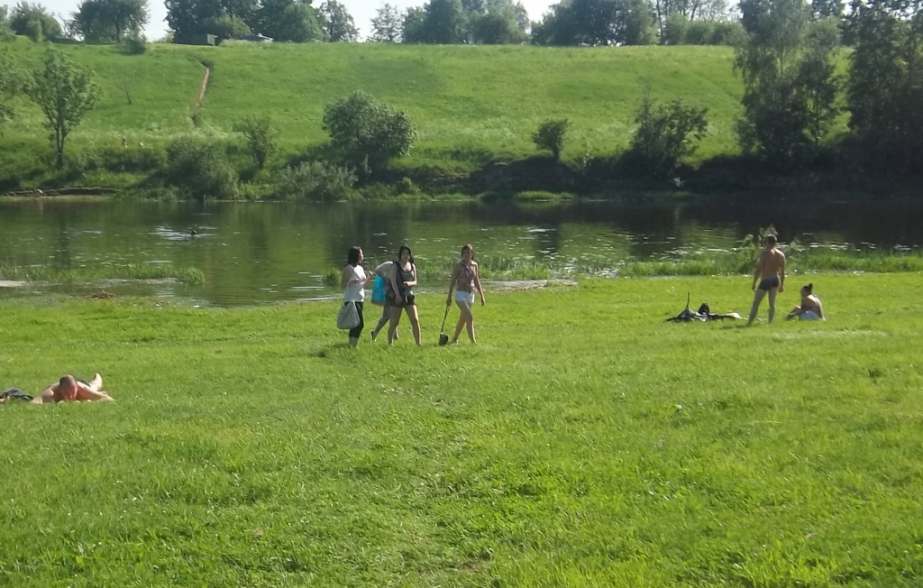 Sastaptie baušķenieki priecājās par silto laiku, lielākā daļa atzina, ka  peldsezonu jau atklājuši.
Autors: Sandra Danosa