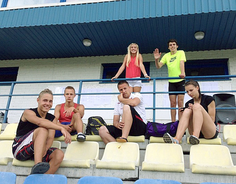 Bauskas daudzcīņnieki (krēslos) kopā ar treneri Raivi Maķevicu (otrais no labās). 
Autors: Foto no lat-athletics.lv. 