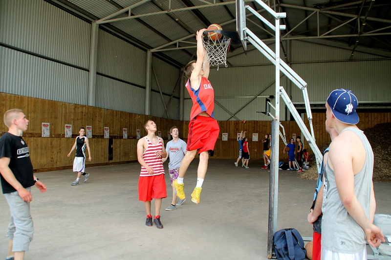 Linards Jaunzems triec bumbu grozā no augšas. 
Autors: Foto – Uldis Varnevičs