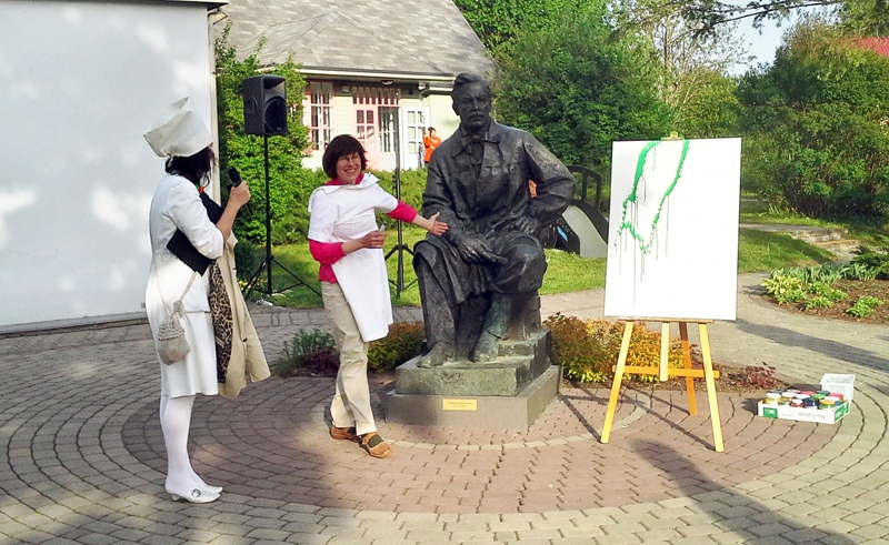 Medicīnai un farmācijai Saldus novadā veltīto izstādi Muzeju naktī, 17. maijā, atklāja sviteniece Īra Rozentāle (no labās).