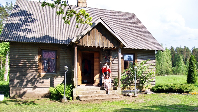 Māra un Viktors Kalniņi uz mājas lieveņa.
Autors: Foto – Antra Ērgle