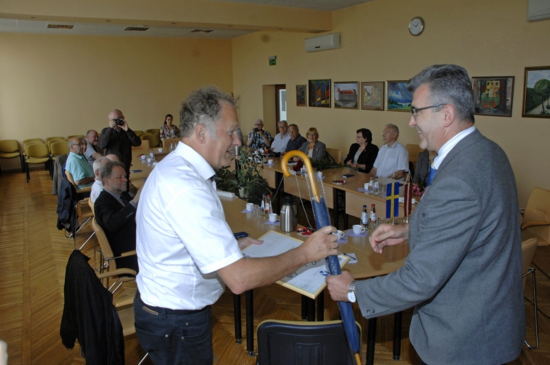 Bauskas novada domes priekšsēdētājs Raitis Ābelnieks «Godarakstu» un piemiņas balvu pasniedz Zviedrijas pilsonim Janam Ulfbergam par lielu ieguldījumu un atbalstu novadam un Sarkanā Krusta Bauskas komitejas darbā.
Autors: Ivars Bogdanovs