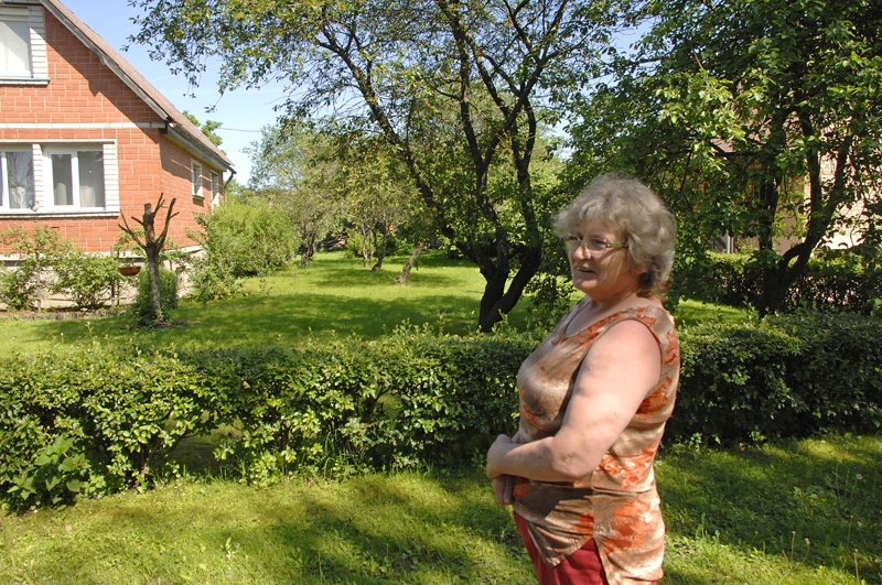 Vecsauliete Sarmīte Muceniece apņēmības pilna izbūvēt kanalizācijas vadu no centrālā tīkla līdz nosēdakai savas mājas pagalma viņā pusē. 
Autors: Ivars Bogdanovs