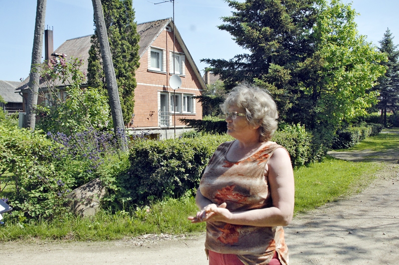 Sarmīte Muceniece Vecsaulē ir apņēmības pilna izbūvēt kanalizācijas vadu no centrālā tīkla līdz nosēdakai savas mājas pagalma viņā pusē. 
Autors: Ivars Bogdanovs