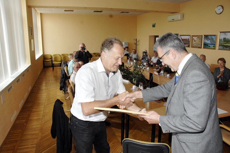 Bauskas novada domes priekšsēdētājs Raitis Ābelnieks «Godarakstu» un piemiņas balvu pasniedz Zviedrijas pilsonim Janam Ulfbergam par lielu ieguldījumu un atbalstu novadam un Sarkanā Krusta Bauskas komitejas darbā.
Autors: Ivars Bogdanovs