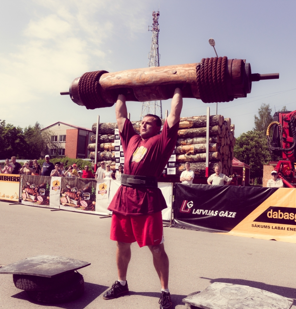 Jānis Ilgavižs sacensībās Aizkrauklē uzstādīja personisko rekordu baļķa celšanā. 
Autors: Publicitātes foto.
