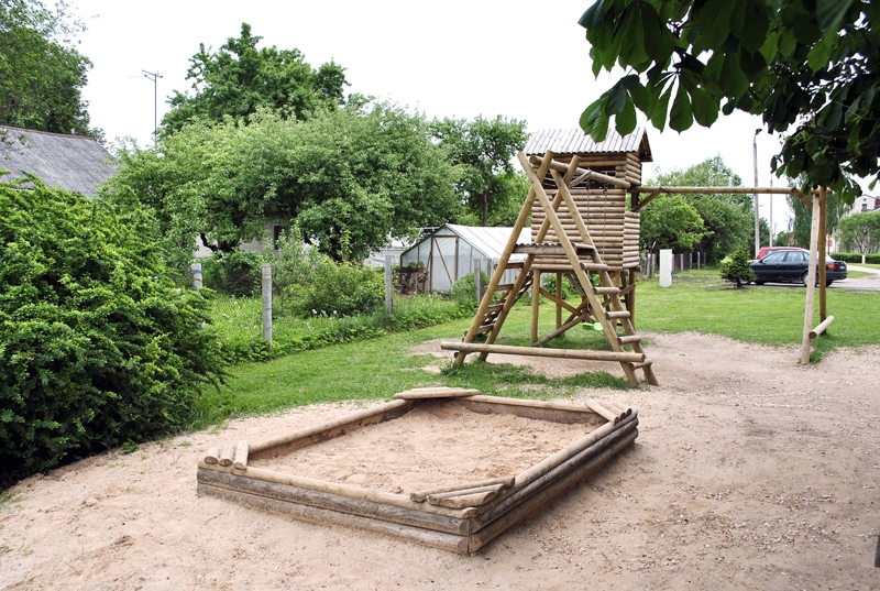 Bērnu rotaļu zona, ko Rīgas ielas 27.a daudzstāvu mājas pagalmā iedzīvotāji izveidojuši pērn. 
Autors: Māris Krūmiņš