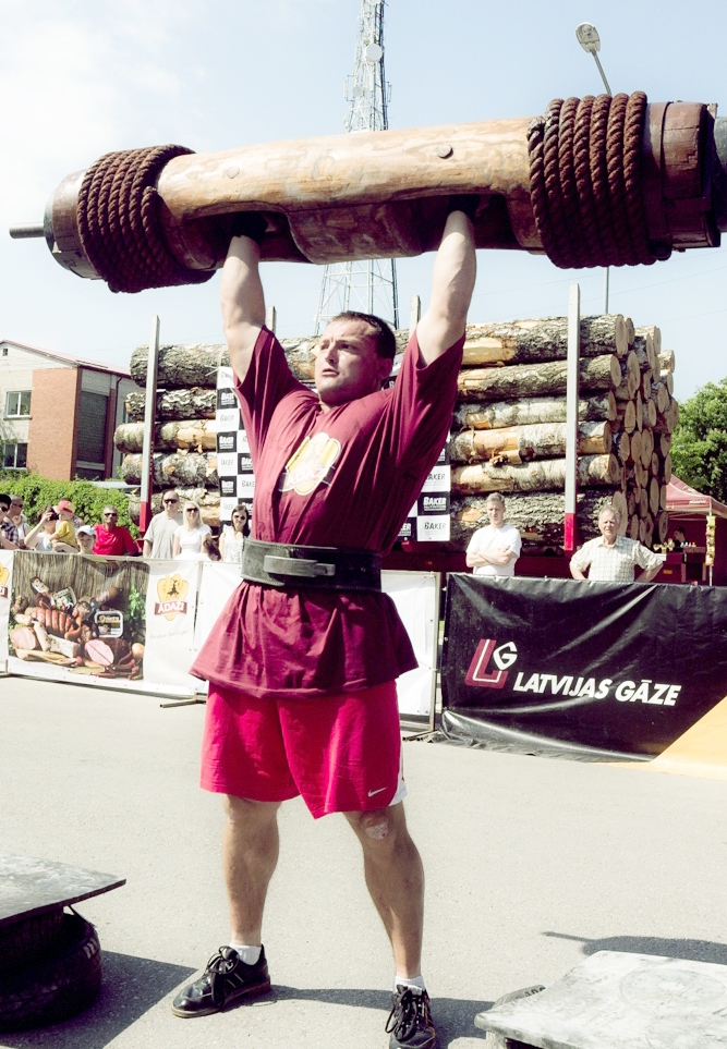 Jānis Ilgavižs sacensībās Aizkrauklē uzstādīja personisko rekordu baļķa celšanā.
Autors: publicitātes foto