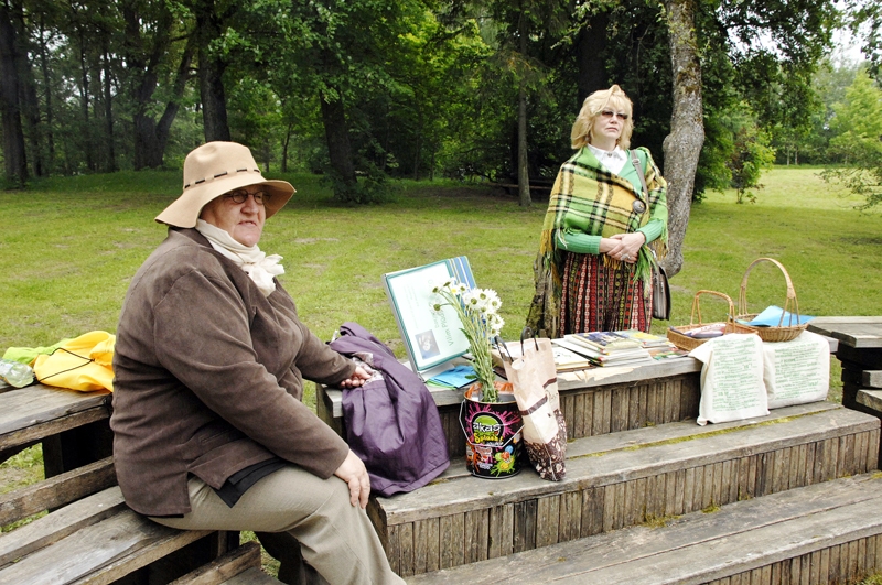 «Lejeniekos» uz savas vārdadienas svinībām ieradies pats gaviļnieks – Vilis Plūdons, kura tēlā iejutusies bibliotekāre Laimdota Ozoliņa.
Autors: Foto – Ivars Bogdanovs