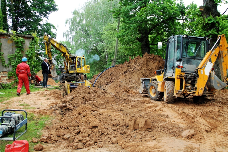 Ziedonis Jankužs (otrais no kreisās) vēro, kā notiek ūdenssaimniecības būvdarbi Vallē.
Autors: Uldis Varnevičs