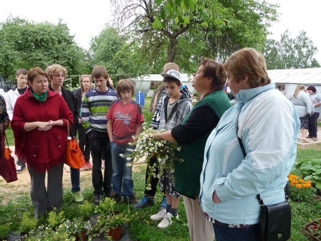 Saimniecības «Sprīdīši» īpašniece Iveta Ļekūne (otrā no labās) ciemiņus uzņēma ļoti sirsnīgi, ekskursijas laikā izrādot visas siltumnīcas un sniedzot konsultācijas par ziedu kopšanu. 
Autors: No albuma.