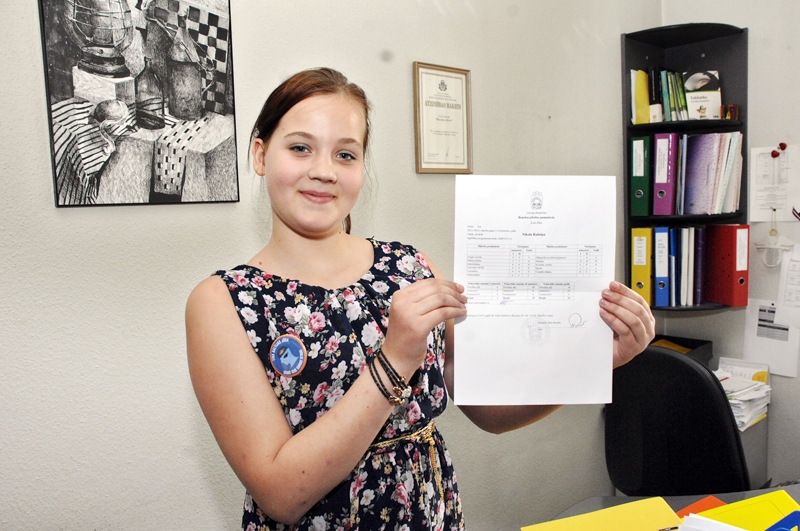 Bauskas pamatskolas 5. klases skolniece Nikola Kalniņa ir apmierināta ar sekmēm un priecīga par gaidāmo vasaras brīvlaiku. 
Autors: Ivars Bogdanovs