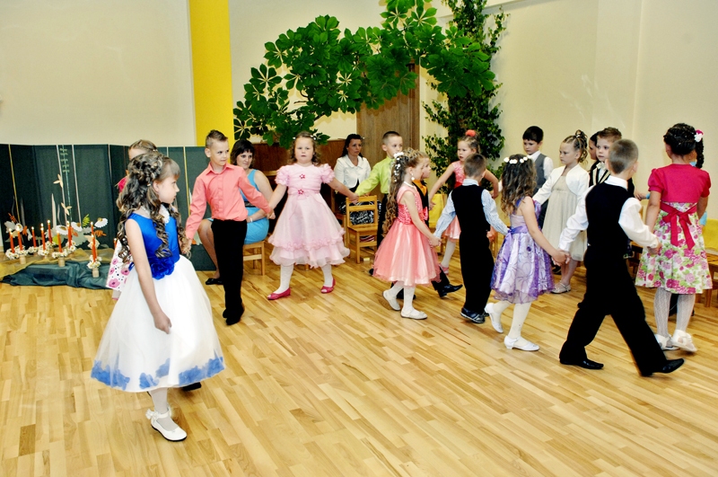 Oranžās grupiņas absolventi izlaidumā «Mārpuķītē» priecēja ar priekšnesumiem, demonstrējot apgūtās prasmes.
Autors: Ivars Bogdanovs