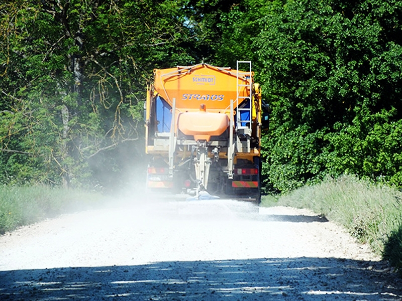 Pretputekļu apstrāde ceļam Dzimtmisā.
Autors: Foto no iecava.lv.