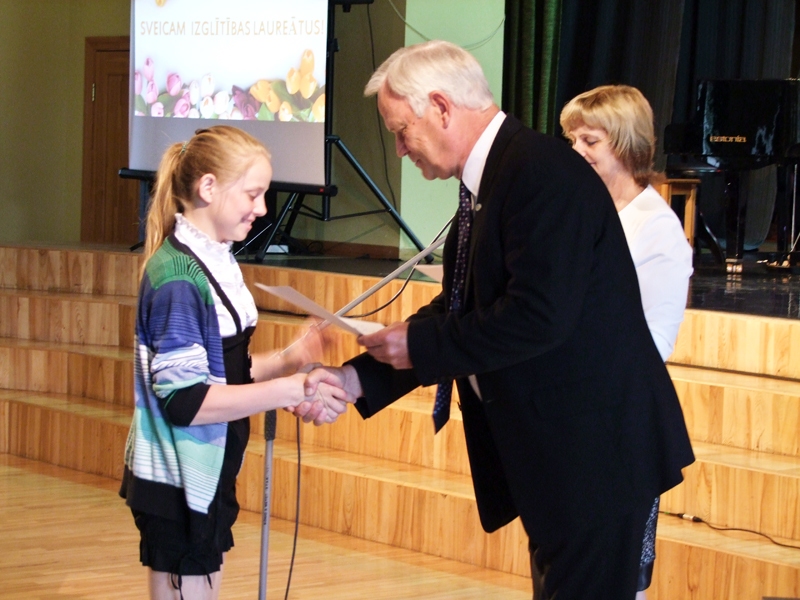 Laura Matule, Iecavas internātpamatskolas audzēkne, saņem apbalvojumu.
Autors: Foto no internātpamatskolas albuma.