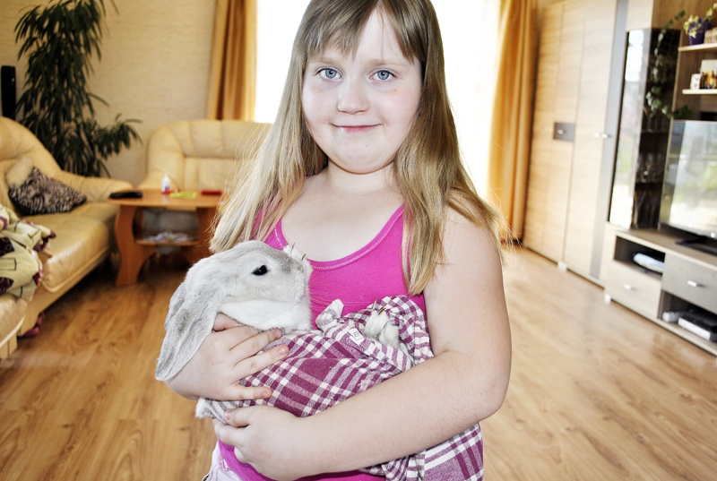 Anete Čiepu labprāt apmīļo un auklē, jo trusene ir maiga un pūkaina, jaukāka par kaķi.
Autors: Foto – Antra Ērgle