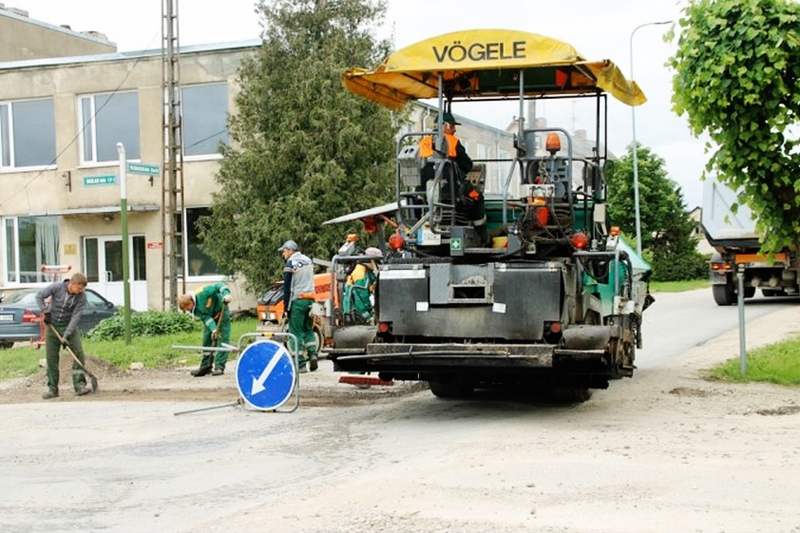 Bauskā nelieli asfalta seguma atjaunošanas darbi notika Pilskalna un Skolas ielas krustojumā. 
Autors: Foto – Uldis Varnevičs