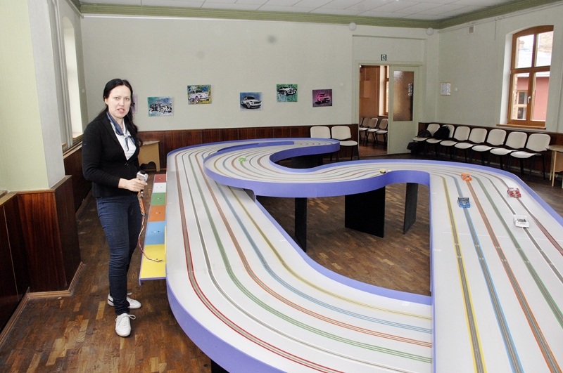 Nesen izbūvētajā automodeļu trasē pagaidām saimnieko Bauskas bērnu un jauniešu centra direktore Benita Svareniece. Viņa cer, ka pavisam drīz tiks atrasts speciālists, kurš uzņemsies automodelisma pulciņa vadītāja pienākumus.
Autors: Ivars Bogdanovs