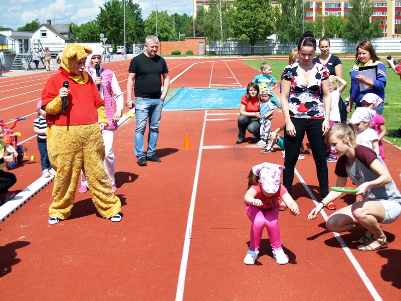 Bauskas stadionā tāllēkšanā piedalījās visa ģimene.
Autors: Foto – Antra Ērgle