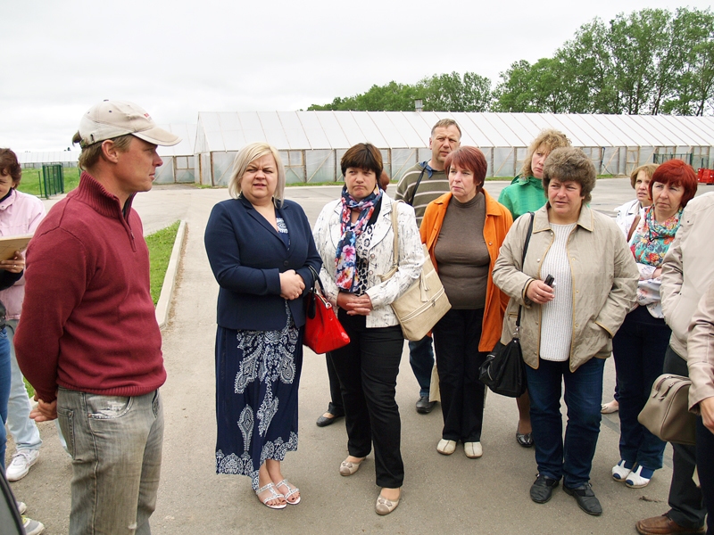 Egils Druviņš (no kreisās) izrādīja ciemiņiem saimniecību, pastāstot par ikdienas darba ritmu.