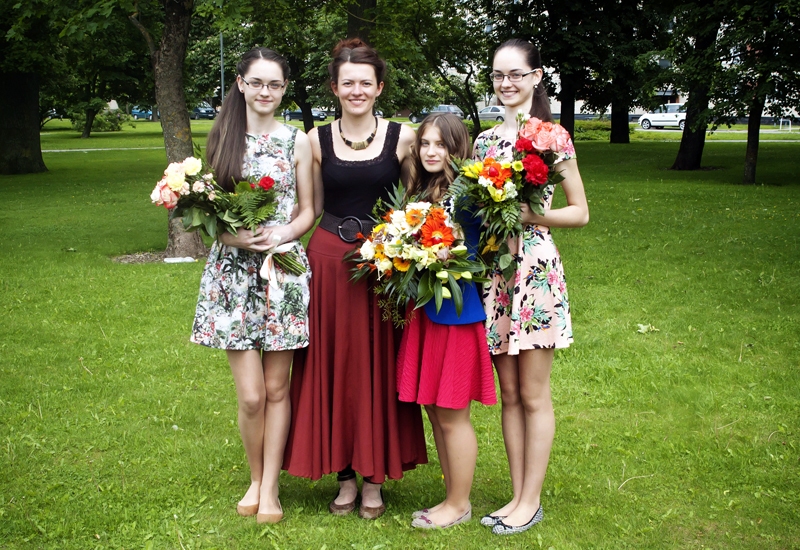 Izlaidumā. Skolotāja Laima Grigone un absolventes Ina Jajus (no kreisās), Ina Andrijenko un Inga Jajus.
Autors: no skolas albuma