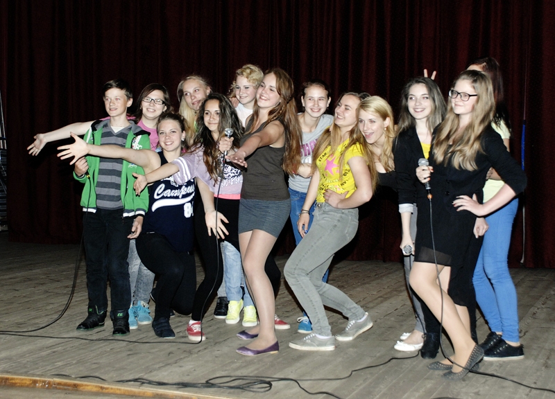 Audzēkņi Pilsrundāles vidusskolā klātesošajiem rādīja, ko darījuši divus gadus projektā «One More Star for Europe». 
Autors: Ivars Bogdanovs