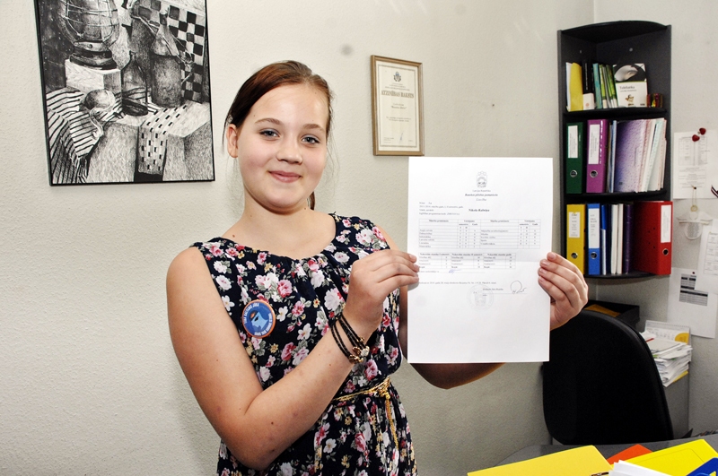 Nikola Kalniņa, Bauskas pamatskolas 5.a klases skolniece, saņēmusi liecību un ir priecīga par gaidāmo vasaras brīvlaiku.
Autors: Foto – Ivars Bogdanovs