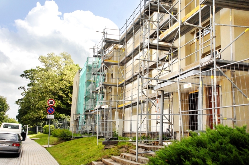 Paredzēts, ka Bauskā jau 27. jūnijā pabeigs daudzdzīvokļu mājas Plūdoņa ielā 58 renovāciju. 
Autors: Uldis Varnevičs