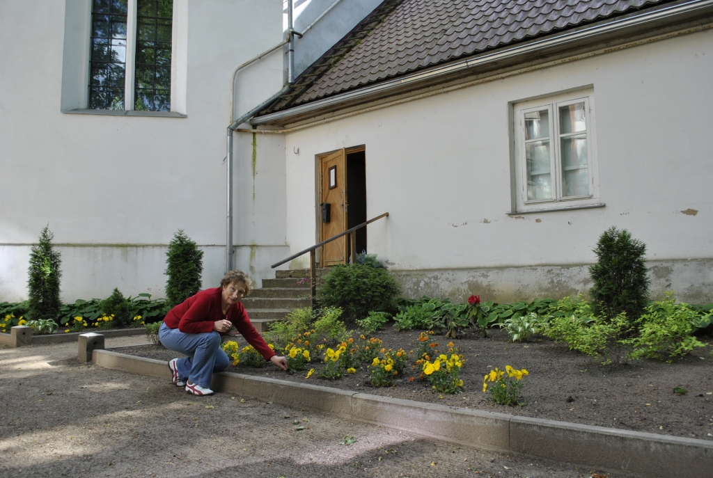 Vanda Korbe (attēlā), Iecavas luterāņu draudzes vecākā, un viņas palīgi gādā, lai dievnama apkārtne būtu kārtīga un skaista. 
Autors: Māris Krūmiņš