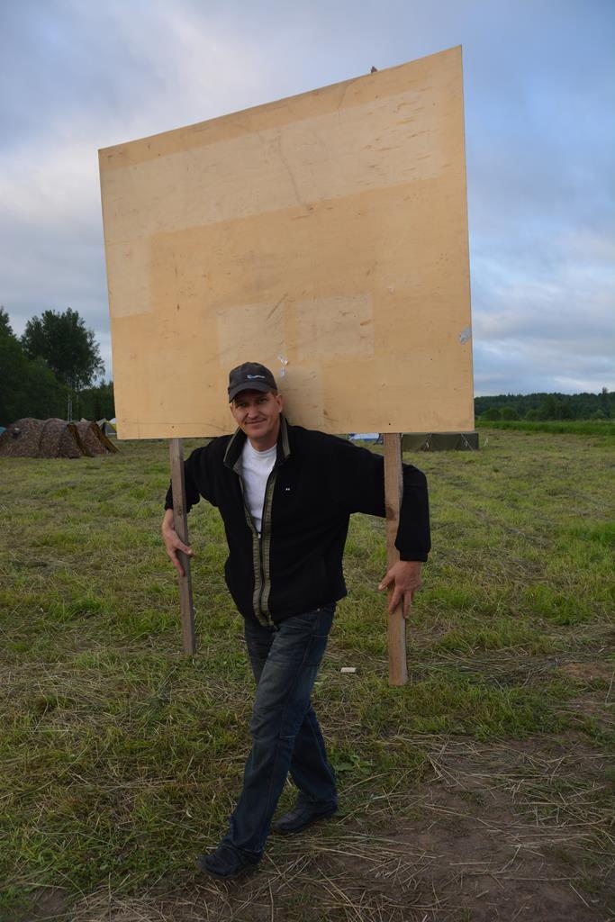 Nometnē savi pienākumi jāveic arī 508. Bauskas jaunsargu vadītājam Zigurdam Kalējam.

Autors: Estere Norkute