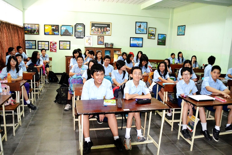 Skolēni klausās raksta autora stāstījumā par Latviju. 
Autors: Kristaps Ābelnieks