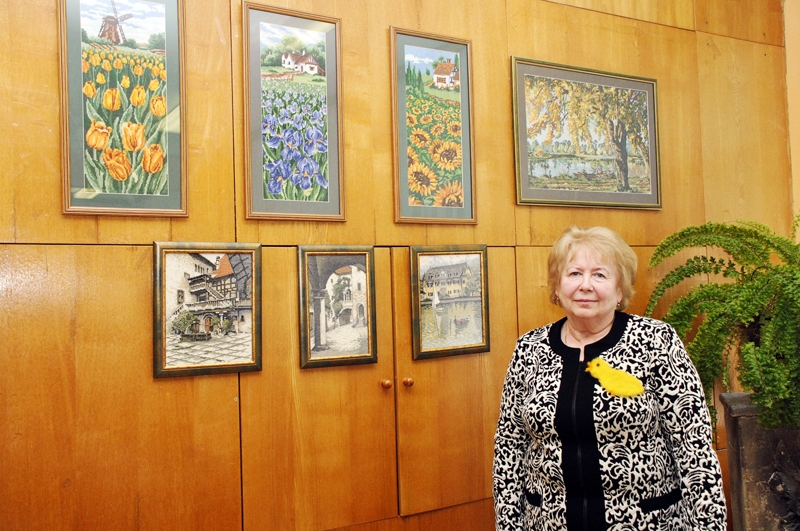 Ļubovas Momotas pirmajā izšuvumā tapa saulespuķu kompozīcija, bet mīļākajos darbos parādās pilsētvides attēli.
Autors: Ivars Bogdanovs