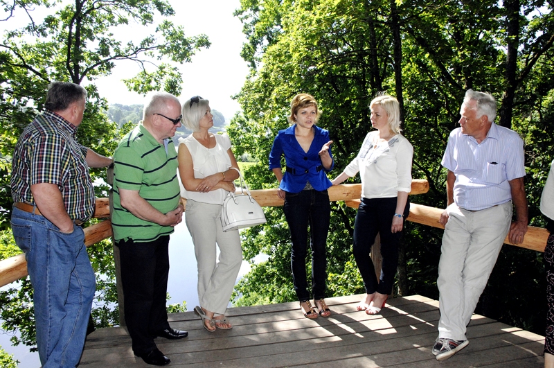 Komisija Mežotnes pilskalnā. Konkursa «Eiropas Gada pašvaldība 2014» Zemgales plānošanas reģiona vērtēšanas komisija apskata Rundāles novada Mežotnes pilskalnu. 
Autors: Ivars Bogdanovs