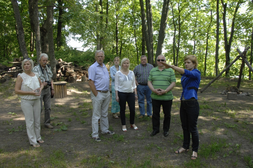 Komisija Mežotnes pilskalnā. Konkursa «Eiropas Gada pašvaldība 2014» Zemgales plānošanas reģiona vērtēšanas komisija apskata Rundāles novada Mežotnes pilskalnu.
Autors: Ivars Bogdanovs