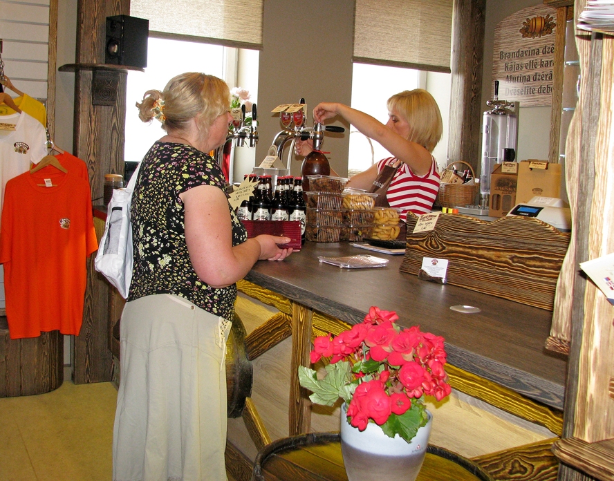 Veikala «Bauskas miestiņš un citi labumi» pārdevēja Kristīne Arnava apkalpo baušķenieci Aelitu Circeni.
Autors: Vilnis Auzāns