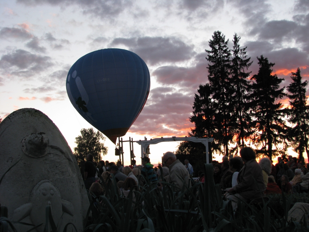 Pērn, 25. augustā, saule jau laidās uz rietu, bet koncerts Bruknā vēl nebija izskanējis. 

Autors: Vilnis Auzāns