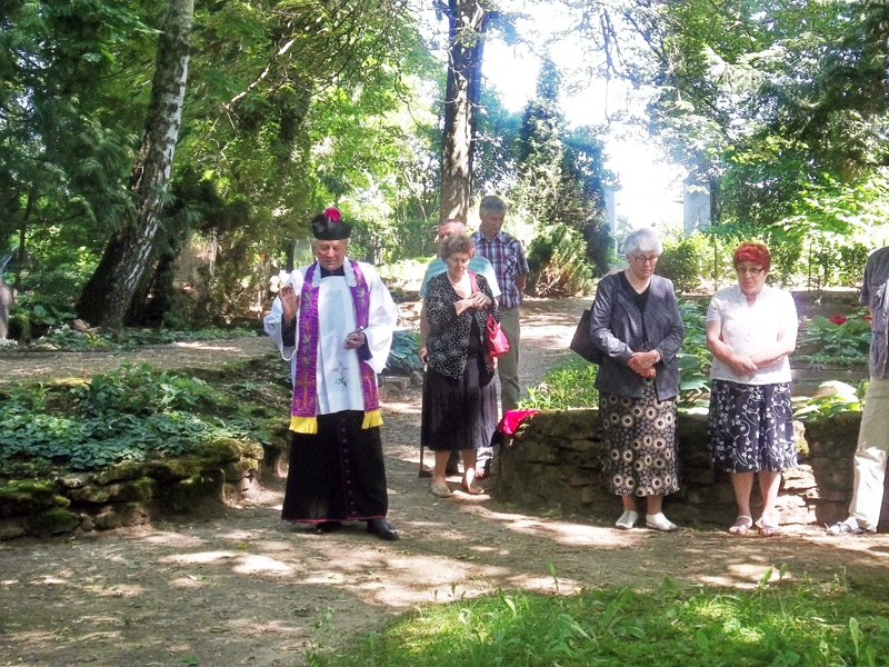 «Darbojamies, lūdzamies, neaizmirstam skaisto mūžību, kas stāv mums priekšā. Lai Dievs jums aizmaksā par šo mirkli, kad mēs šeit kopā uzturējāmies,» ar šādiem vārdiem kapu svētkus noslēdza monsinjors Jānis Zviedrāns. Viņš atklāja, ka īpašs aizlūgums par Važītes un citās kapsētās dusošajiem notiks otrdienas, 10. jūnija, vakarā Bauskas Romas katoļu baznīcā. 
Autors: Sandra Danosa