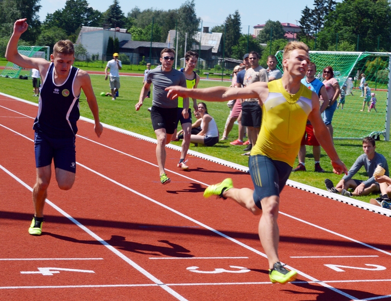 Rūdolfs Tonigs uzvarēja 100 metru skrējienā un izcīnīja Artūra Šuplinska piemiņas balvu.
Autors: Foto – Zane Gorškova