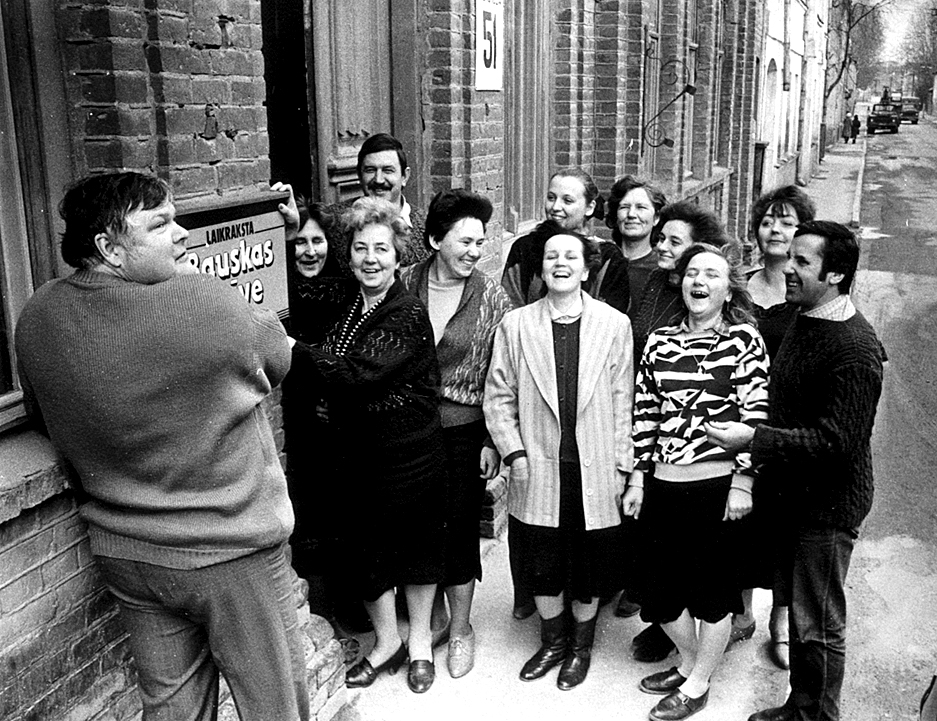 No «Komunisma Ceļa» par «Bauskas Dzīvi». Izkārtnes maiņa 1989. gada 9. martā. 
Autors: Foto no «Bauskas Dzīves» arhīva.