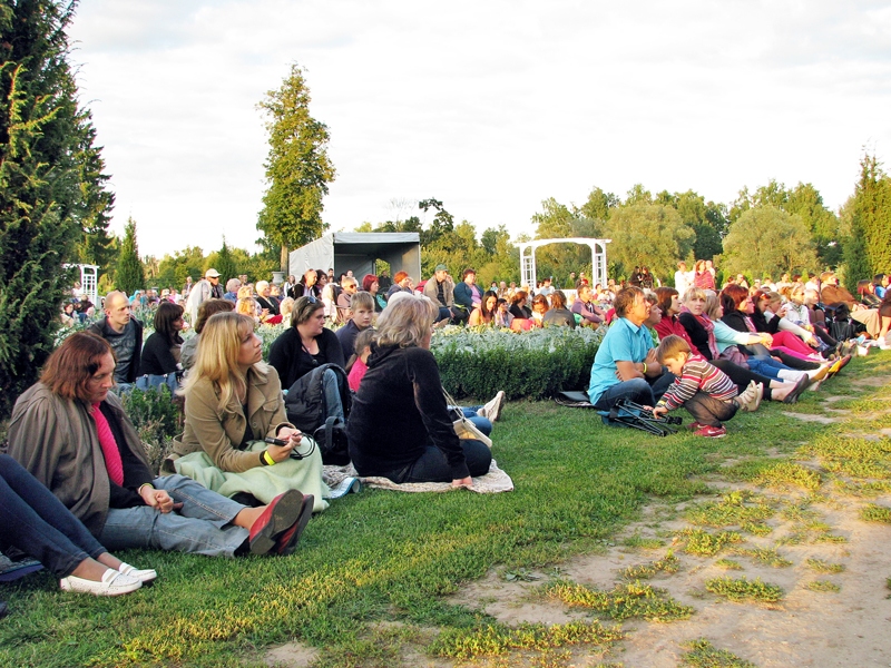 Bruknā pērn, 24. augustā, saule jau laidās uz rietu, bet koncerts vēl nebija izskanējis.
Autors: Foto – Vilnis Auzāns
