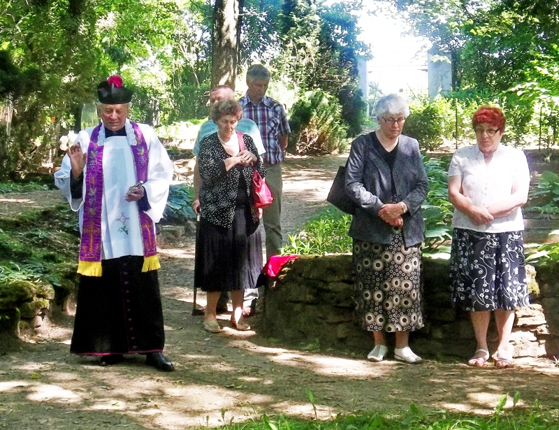 Jānis Zviedrāns, Bauskas katoļu draudzes prāvests, kapu svētkus noslēdza, aicinādams uz īpašu aizlūgumu par Važītes un citās kapsētās dusošajiem Bauskas Romas katoļu baznīcā otrdienas, 10. jūnija, vakarā. 
Autors: Sandra Danosa