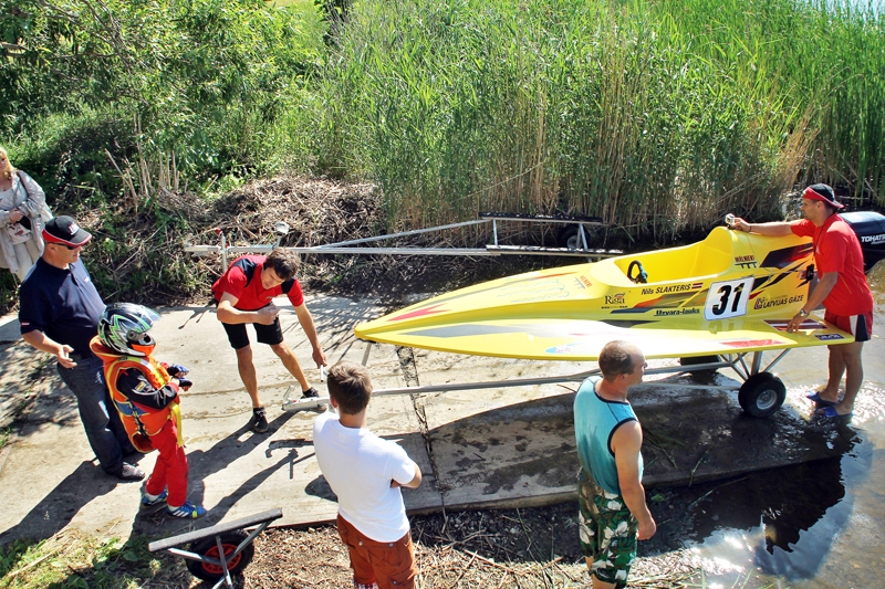 Nils Slakteris (otrais no kreisās) gatavojas sacensībām. 
Autors: Uldis Varnevičs
