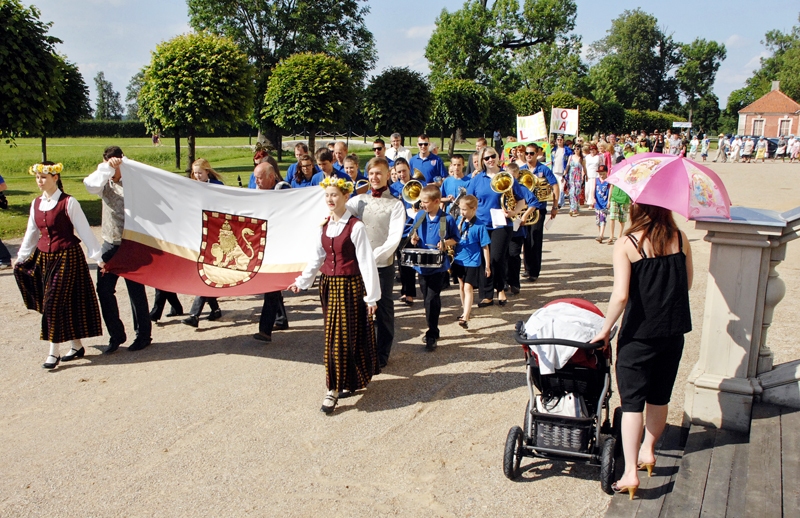 Gājiens ievadīja Rundāles novada svētkus, mundrumu raisīja pūtēju orķestris «Skaistkalne».
Autors: Ivars Bogdanovs