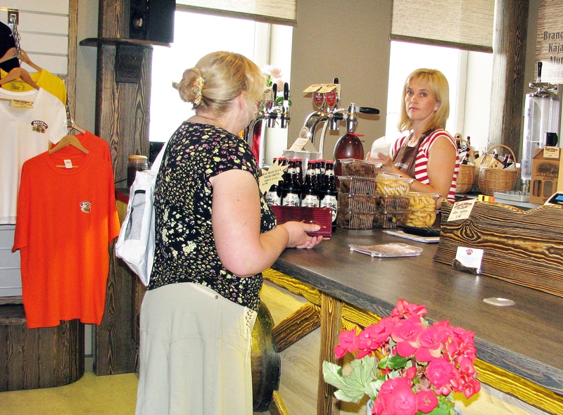 Kristīne Arnava, pārdevēja veikalā «Bauskas miestiņš un citi labumi», apkalpo baušķenieci Aelitu Circeni.
Autors: Foto – Vilnis Auzāns